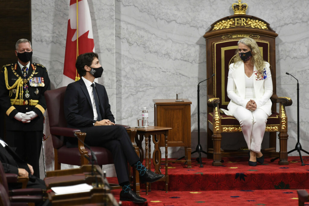 Le premier ministre Justine Trudeau est à la gauche de la Gouverneure Générale, Sylvie Payette. Les deux arborent un masque.